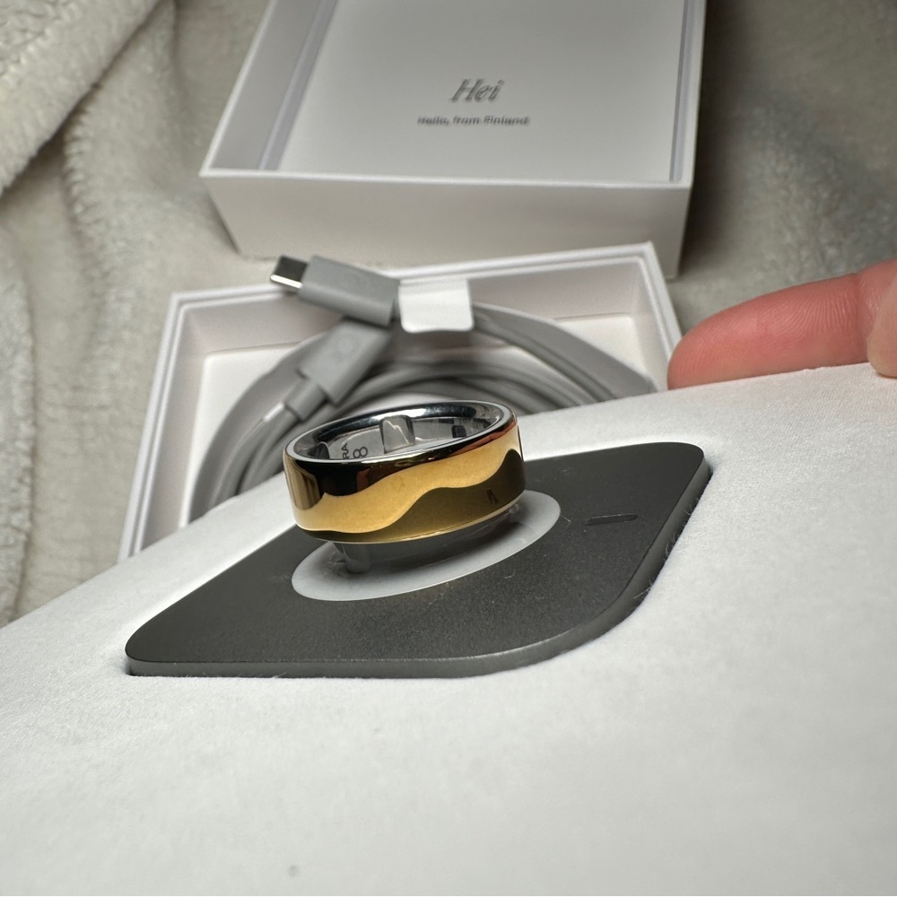 Oura Ring Gen 4 Size 8 Gold Activity Tracker with Charger Box (Great Condition) - Picture 3 of 15